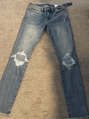 NWT! Women’s A&F Distressed Women's Skinny Jeans - Medium Blue